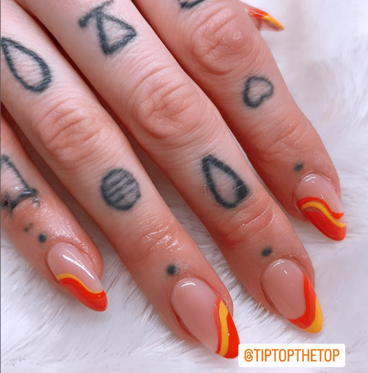 Nagels oranje met tattoos - Tip Top Nagels