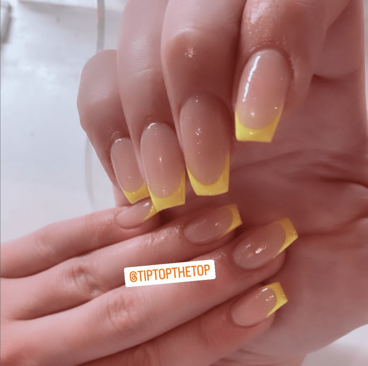 Nagels met geel french randje - Tip Top Nagels