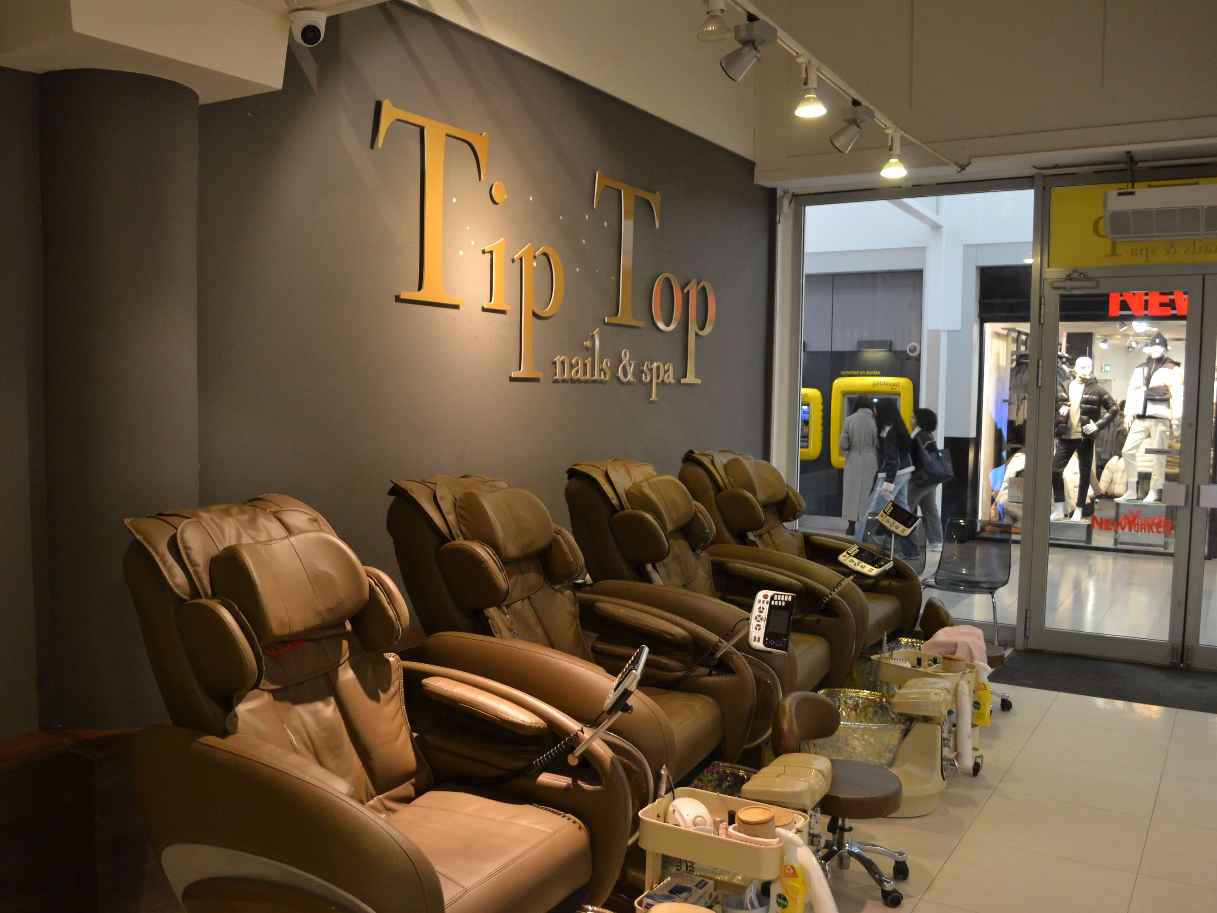 Stoelen en logo Tip Top Nails