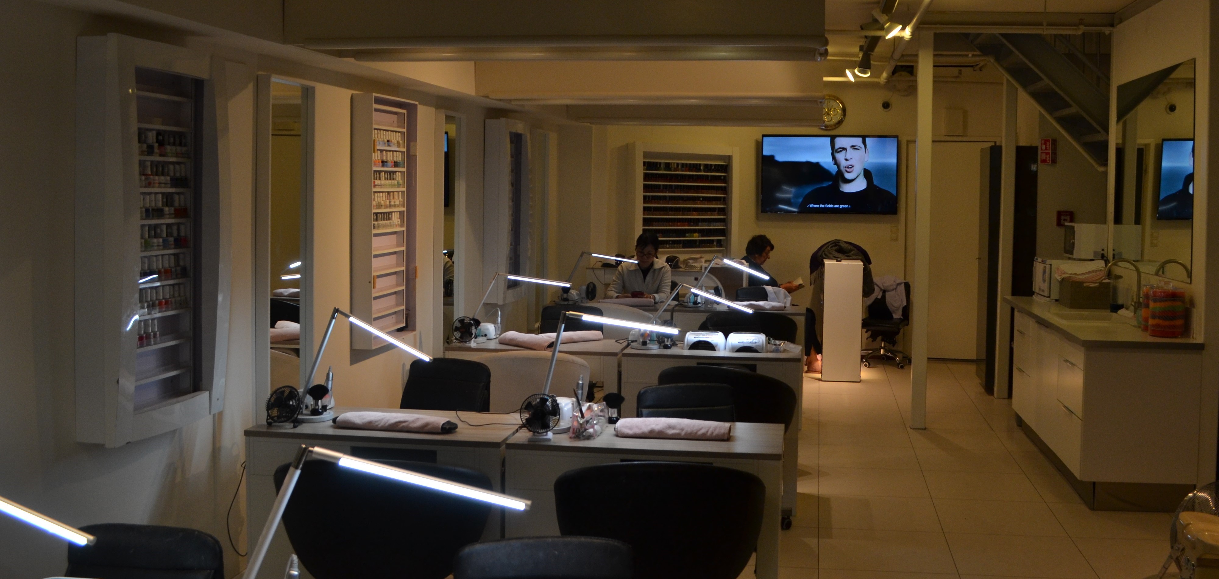 Manicuretafels bij Tip Top Alexandrium
